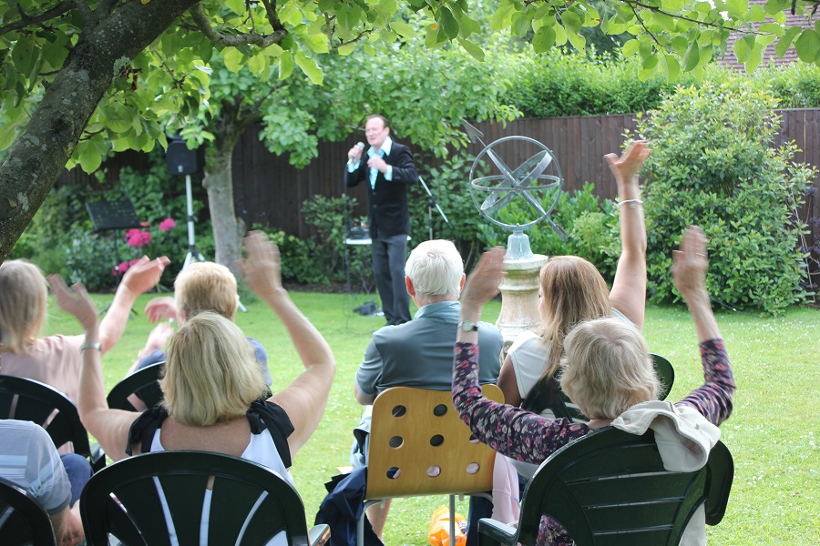 Pete Sinclair singing at Music in the Garden, Freda's Garden